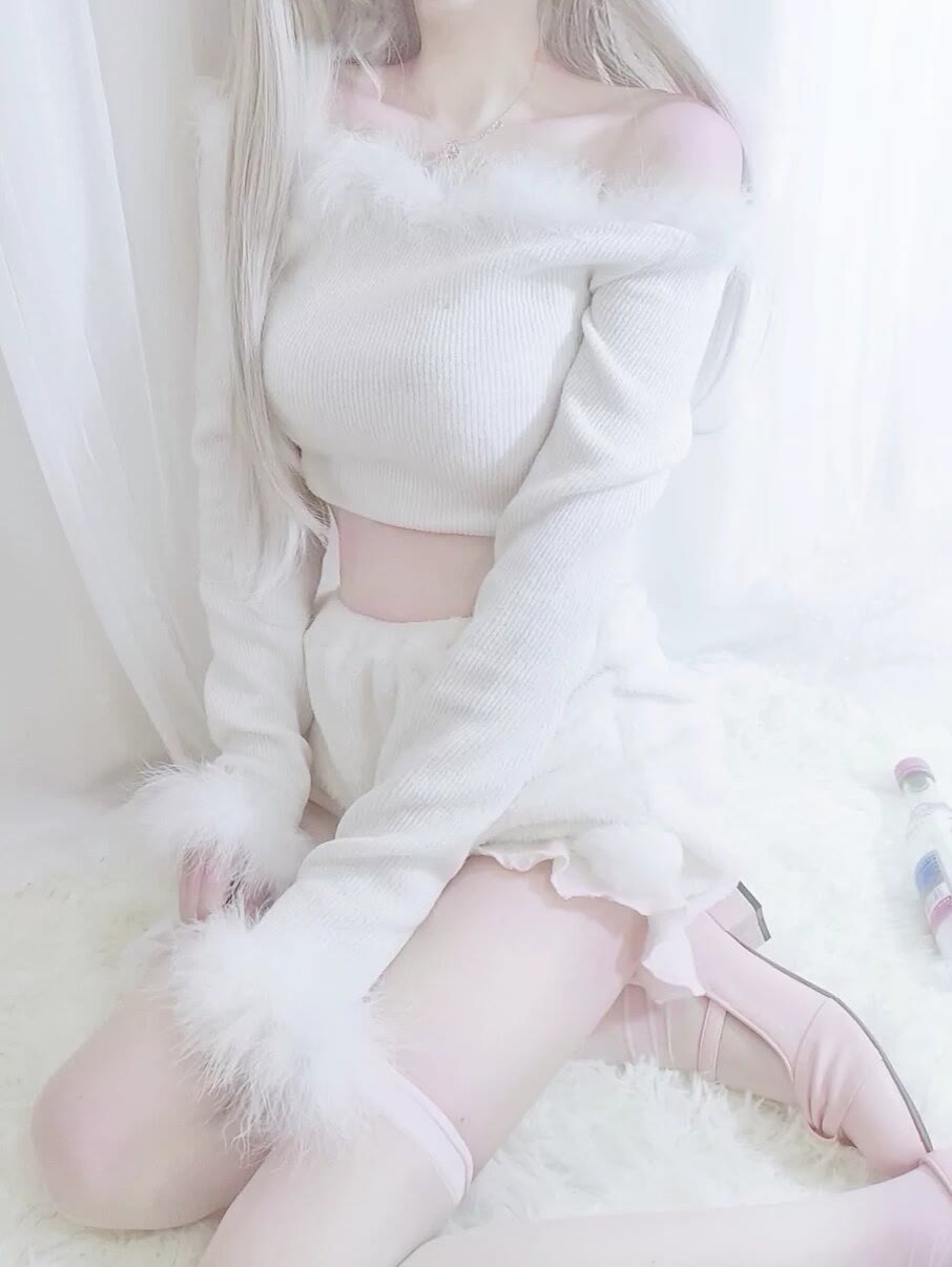 娇嫩的白丝白毛巨乳可爱小娇妻美图-阿勒源码网