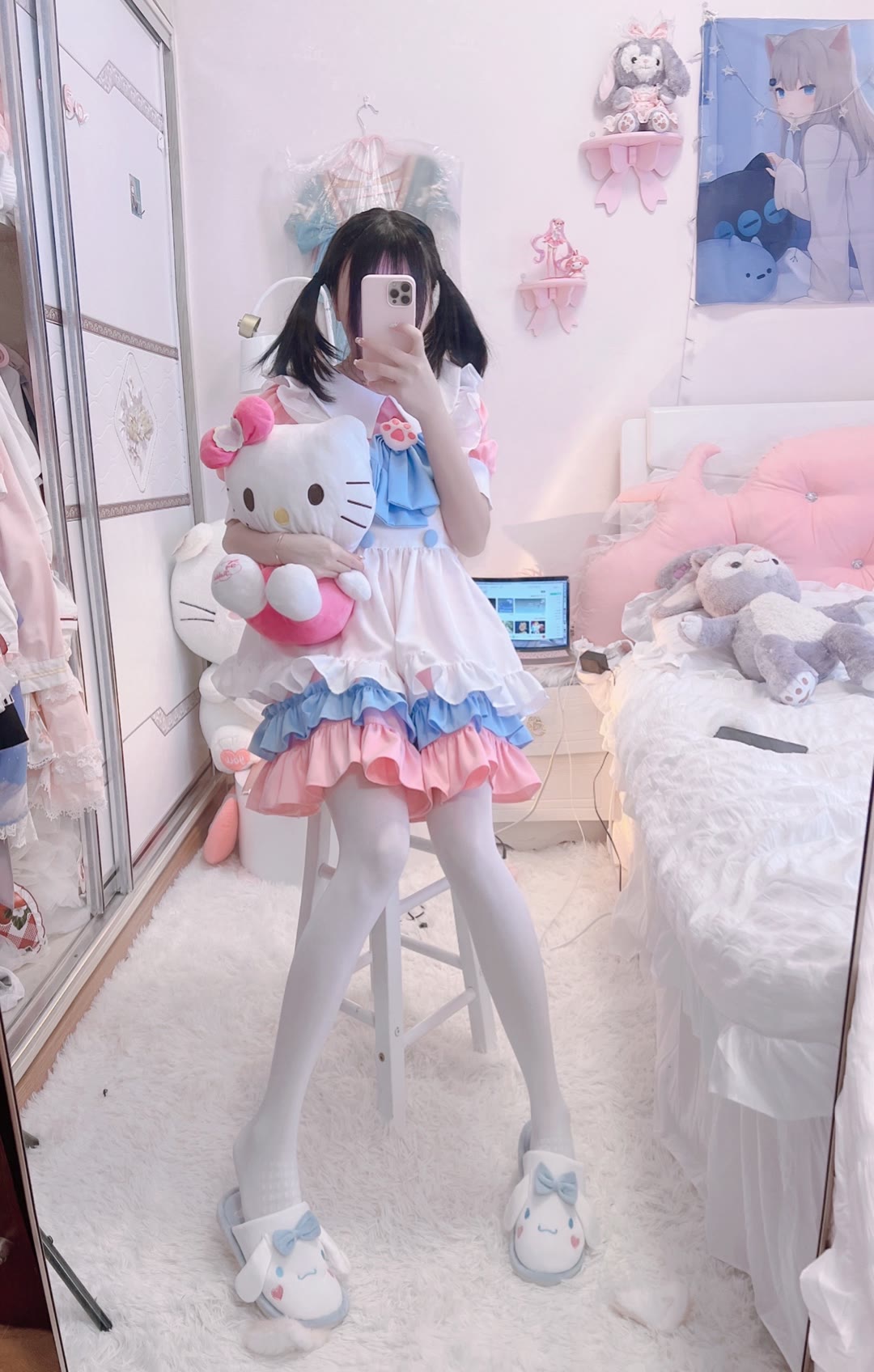 在房间拍照的超可爱白丝双马尾小萝莉-阿勒源码网