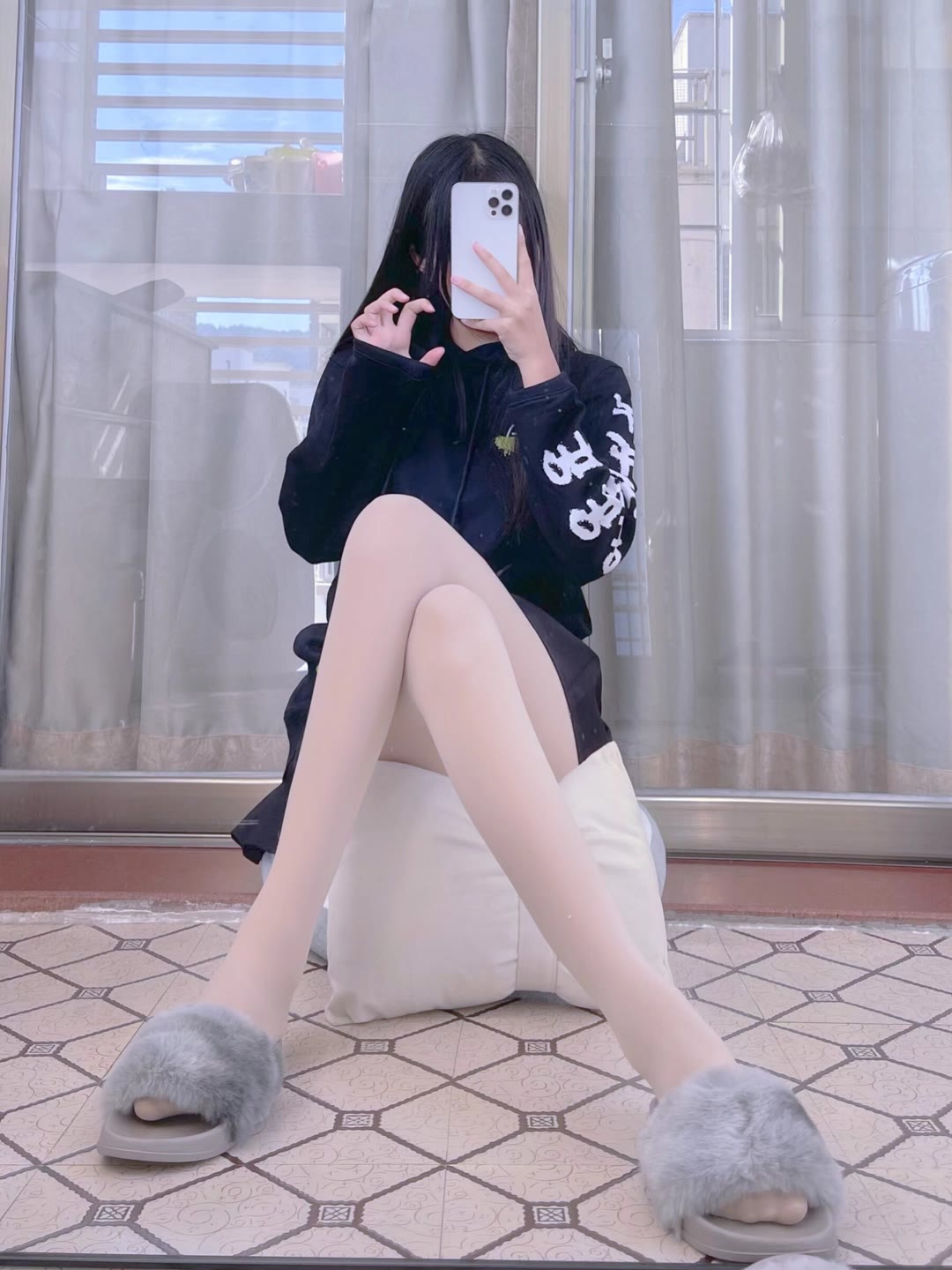 敲可爱的肉丝长头发短裙小姐姐美图-阿勒源码网