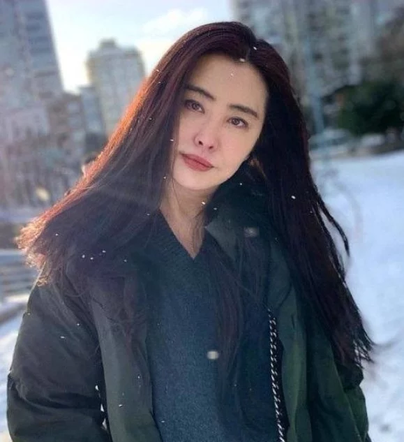 “山寨版王祖贤”：只有17岁，街头卖鱼走红，赚钱补贴家用-阿勒源码网